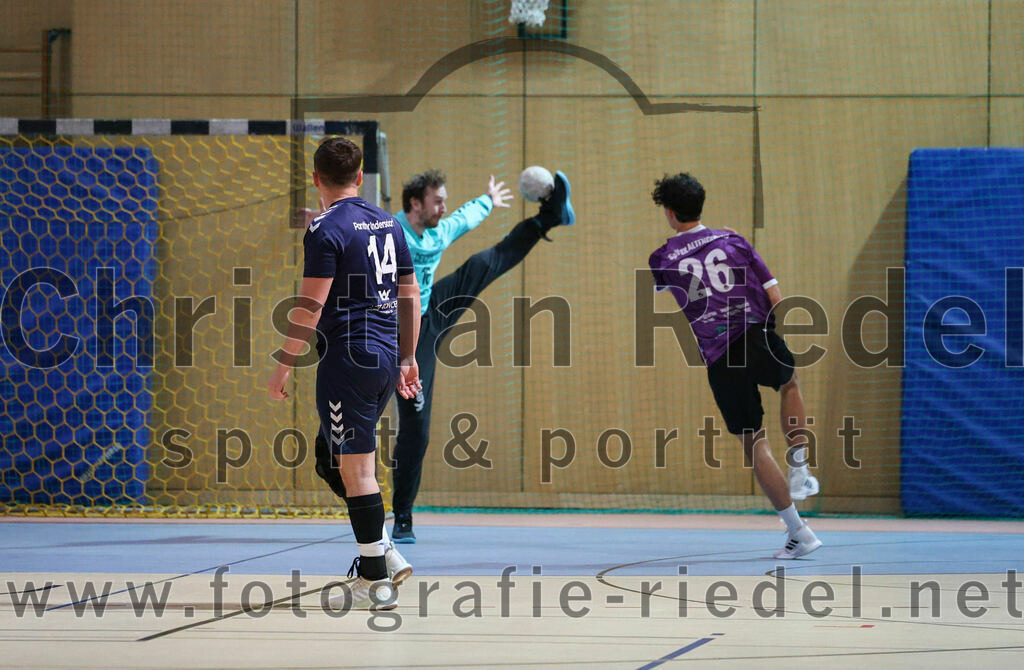 2023-12-09_062_SpVgg_Altenerding_gegen_TSV_Indersdorf | Erding, Deutschland, 09.12.2023:
Handball, Bezirksoberliga Männer 2023 / 2024, 10. Spieltag, SpVgg Altenerding gegen TSV Indersdorf, Endergebnis: 42:25

Kevin Mössle (TSV Indersdorf, #14), Daniel Kiss (TSV Indersdorf, #16), Luis Leitner (SpVgg Altenerding, #26)

Foto: Christian Riedel / fotografie-riedel.net