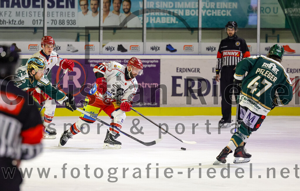 2026-02-20_093_TSV_Erding_gegen_Deggendorfer_SC | Erding, Deutschland, 20.02.2026:Eishockey, Oberliga Süd 2025 / 2026, 49. Spieltag, TSV Erding gegen Deggendorfer SC, Endergebnis: 4:1Grady Hobbs (Erding Gladiators, #22), Curtis Leinweber (Deggendorfer SC, #11)Foto: Christian Riedel / fotografie-riedel.net
