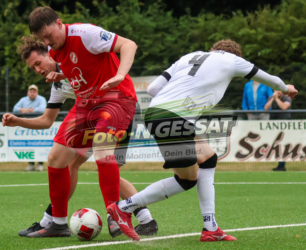 FC RW Kirchlengern - Post TSV Detmold | Auf dem Bild zu sehen: Rot FC RW Kirchlengern: Luis Sikora ; weiß TuS Ahmsen v.l.: Louis Schröder, Janis Kopmann FC RW Kirchlengern, TuS Ahmsen, Saison 26/27, Testspiel, Deutschland - Realisiert mit Pictrs.com