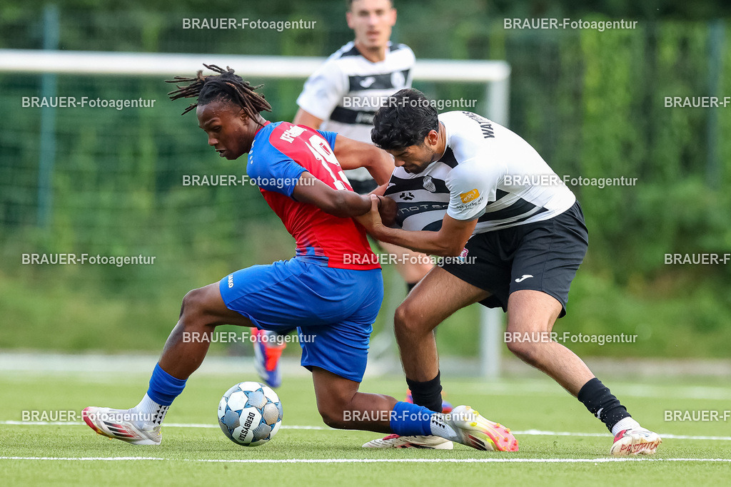 1_KFCWAT_20250723_0829.JPG -  - KFC Uerdingen - SG Wattenscheid 09 - Testspiel | Krefeld, Deutschland, 23.07.25: Derick Kwaku Gyamfi (KFC Uerdingen) und Serhat Kacmaz (SG Wattenscheid 09) im Kampf um den Ball waehrend des Testspiel Spiels zwischen KFC Uerdingen - SG Wattenscheid 09 in der Covestro Sportpark am 23. July 2025 in Krefeld, Deutschland. (Foto von Stefan Brauer/Brauer-Fotoagentur)