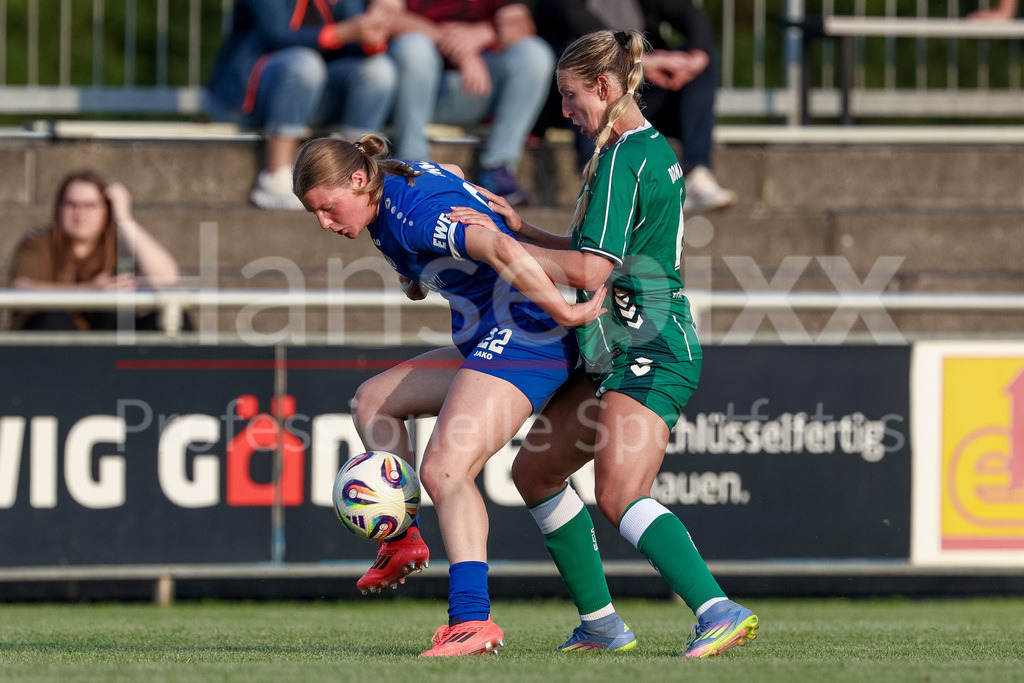 Fussball, Testspiel Frauen, SV Meppen - SV Werder Bremen | v.li.: Lilly Damm (SV Meppen, 22) und Kaylie Ronan (SV Werder Bremen, 4) im Zweikampf, Duell, Dynamik, Aktion, Action, Spielszene