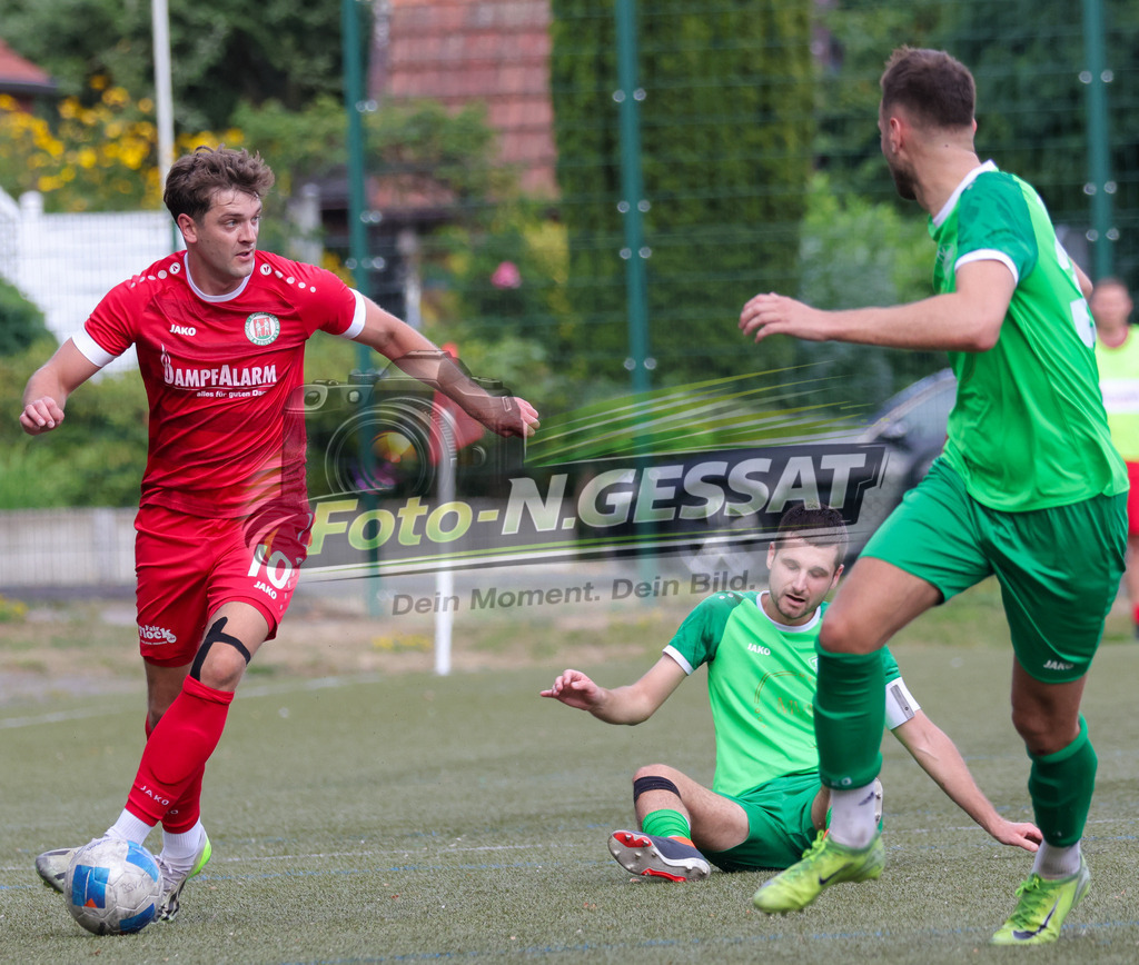Bünder SV - TV Elverdissen | Auf dem Bild zu sehen: rot Bünder SV: Marvin Henseler ; grün TV Elverdissen v.l.: Raphael Meier, Niklas Weinert  Bünder SV, TV Elverdissen, Saison 26/27, Kreisliga A, Bünde, Deutschland - Realisiert mit Pictrs.com