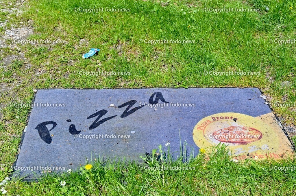 Pichlingersee_ Roma_ Sinti_ Camping_ Linz_ 03.05.2023-3 | 03.05.2023, Pichlingersee, AUT, Roma, Sinti, Camping, im Bild zurueckgelassene Campingflaeche, Mist, Muell, WC Anlage, Toilette, Kanister, Drohne