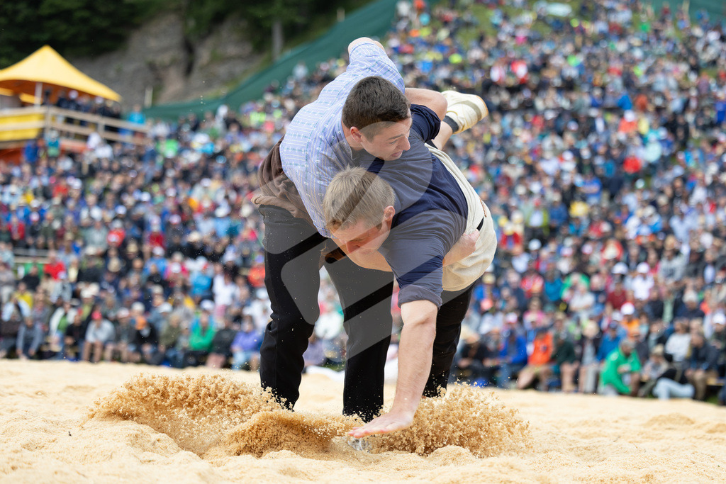 Rigi2025_0874 | Die Schwinger des Schwyzer Kantonalen Schwingerverbandes: Fotos, die Dynamik und Leidenschaft festhalten, sowie emotionale Momente aus dem traditionellen Schwingsport zeigen. - Realisiert mit Pictrs.com
