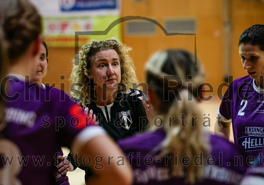 2023-12-17_066_SpVgg_Altenerding_II_gegen_HF_Scheyern | Erding, Deutschland, 17.12.2023:
Handball, Bezirksliga Frauen Altbayern 2023 / 2024, 9. Spieltag, SpVgg Altenerding II gegen HF Scheyern, Endergebnis: 22:26

Trainerin Nicole Steinbrecher (SpVgg Altenerding)

Foto: Christian Riedel / fotografie-riedel.net
