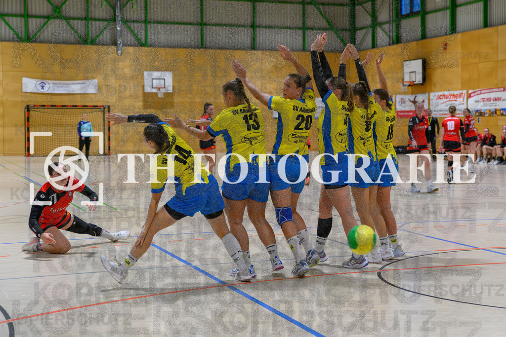 GER, SG Maulburg/Steinen - SV Allensbach 2, Handball, Suedbadenliga, 2. Spieltag, Saison 2023/2024, 14.10.2023 | Sharena Hasler (SG Maulburg/Steinen, #77) wirft den Ball an der Mauer von Kira Heinstadt (SV Allensbach 2, #14), Jennifer Dziubale (SV Allensbach 2, #13), Ines Ofterdinger (SV Allensbach 2, #20) und ihre Mitspielerinnen vorbei,

GER, SG Maulburg/Steinen - SV Allensbach 2, Handball, Suedbadenliga, 2. Spieltag, Saison 2023/2024, 14.10.2023

Foto: TH Fotografie/Thomas Hess