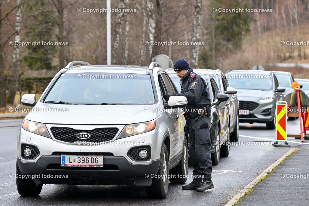 Polizei_ Kontrolle_ Grenze_ 30.12.2023-34 | 30.12.2023, Weigetschlag Grenzuebergang, AUT, Polizei, Grenzkontrolle, im Bild Polizei, Kontrolle, Grenze, Grenzkontrolle, Grenzuebergang, Oesterreich, Tschechien, Fuehrerschein, Zulassungsschein, Reisepass, Ausweis, Papiere, Sprengstoffsuchhund, Feuerwerk, Raketen, Boeller, Kracher, Zoll, Beschlagnahmung, Weigetschlag