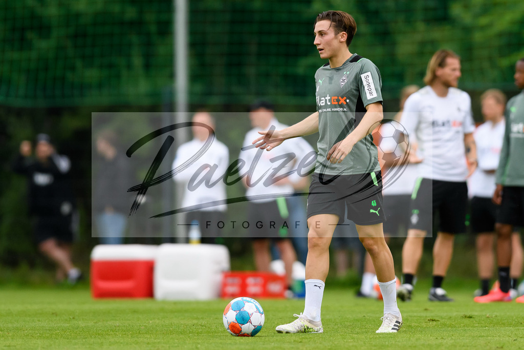 TRABMG20210719_051 | Fussball, Herren: Rocco Reitz (Borussia Moenchengladbach) in Aktion, am Ball, Einzelaktion beim Training von Borussia Moenchengladbach waehrend des Trainingslagers auf dem Trainingsplatz am Hotel Klosterpforte am 19.07.2021 in Harsewinkel, Deutschland. - Realisiert mit Pictrs.com