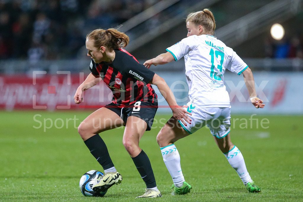 Fussball, Google Pixel Frauen-Bundesliga, Eintracht Frankfurt - SV Werder Bremen | v.li.: Lisanne Gräwe (Eintracht Frankfurt, 8) und Ricarda Walkling (SV Werder Bremen, 13) im Zweikampf, Duell, Dynamik, Aktion, Action, Spielszene, DIE DFB-RICHTLINIEN UNTERSAGEN JEGLICHE NUTZUNG VON FOTOS ALS SEQUENZBILDER UND/ODER VIDEOÄHNLICHE FOTOSTRECKEN. DFB REGULATIONS PROHIBIT ANY USE OF PHOTOGRAPHS AS IMAGE SEQUENCES AND/OR QUASI-VIDEO.