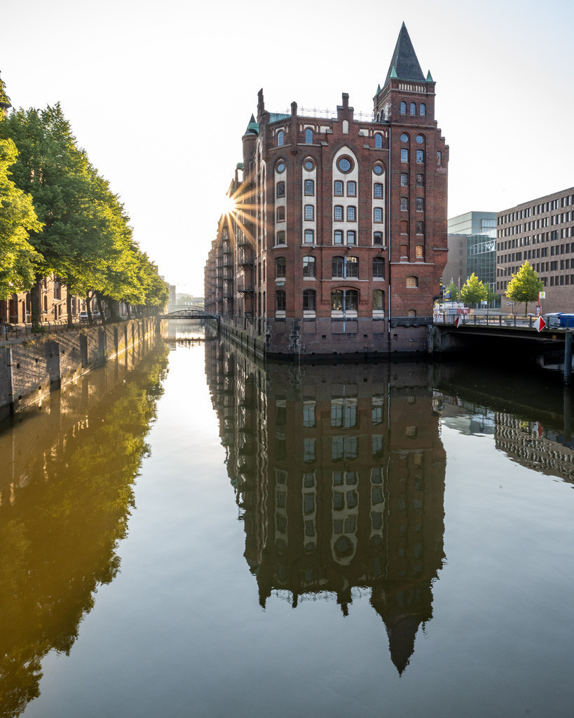 Speicherstadt mit Spiegelung im Morgenlicht | Historisches Speicherstadtgebäude in Hamburg mit klarer Spiegelung im Wasser und ruhiger Lichtstimmung. - Realisiert mit Pictrs.com