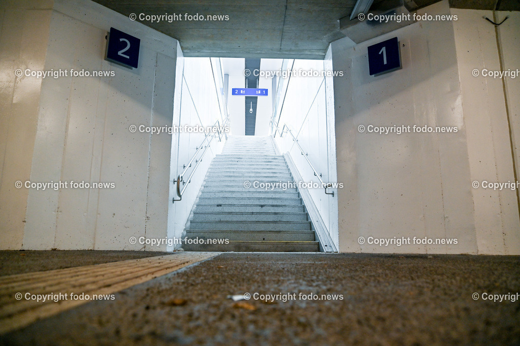 Sankt Georgen an der Gusen_ Bahnhof_ 20.12.2022-23 | 20.12.2022, Sankt Georgen an der Gusen, AUT, Bahnhof, Bahnsteig, im Bild Aufgang, Abgang zu den Bahngleisen