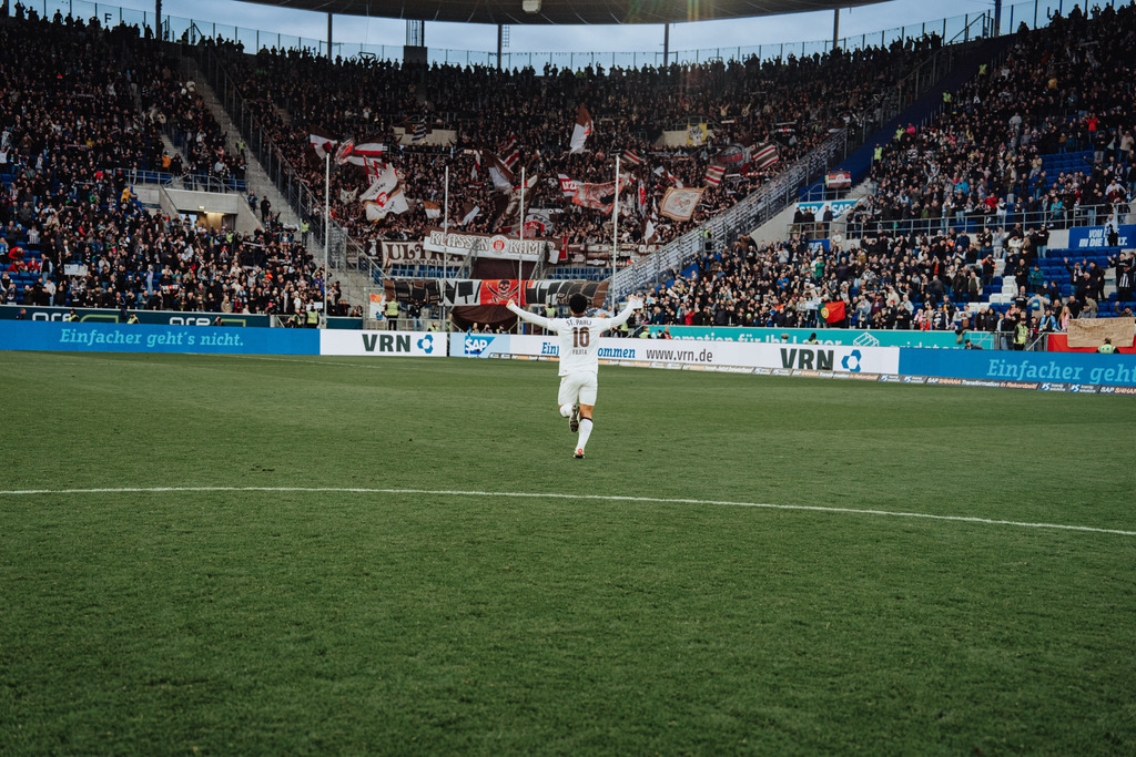 FCS00372 | Der offizielle Shop für FC St. Pauli Fotos. Wähle aus Spielszenen & Fanmomenten dein FCSP Wunschformat. Wir liefern Millerntor-Atmosphäre.
