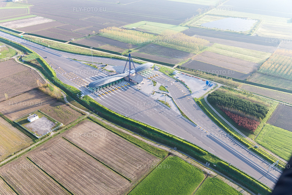 Vue aérienne: Vue de la ville à Crosere dans le département Frioul-Vénétie Julienne, Italie. Photo: IMG_105676.jpg prise le 08/04/2018 par Werner Riehm/FLY-FOTO.eu – Résolution de l'original: 5472 x 3648 px