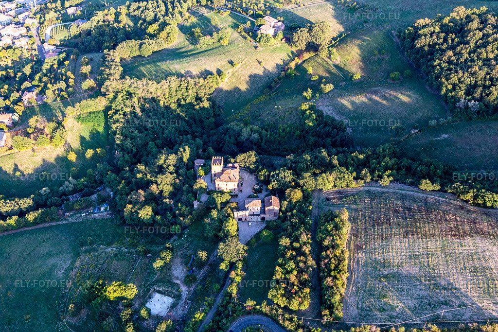 Vue aérienne: Castello della Torricella à Scandiano dans le département Reggio Emilia, Italie. Photo: IMG_134693.jpg prise le 19/09/2022 par Werner Riehm/FLY-FOTO.euRésolution de l'original: 4684 x 3123 pxTurismo Reggiano - Portale turistico del comune di Reggio Emilia