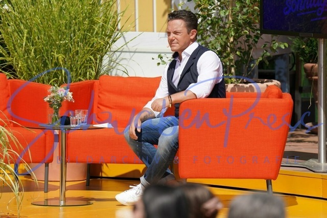 250623Ho4049 | Anita Hofmann - Immer wieder sonntags, Staffel 6

Ausverkauftes Haus und hochsommerliche Temperatur bei der Halbzeit Sendung von IWS, in der Veranstaltungsarena bei den Wasserwelten beim Europapark Rust. 

Deutschland, Rust, Europapark Rust, 25.06.2023