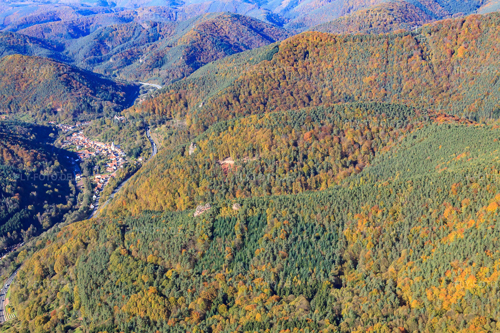 Luftbild: Ortsansicht von Osten in Rinnthal im Bundesland Rheinland-Pfalz in Deutschland. Foto: IMG_34653.jpg vom 26.10.2010 durch Werner Riehm/FLY-FOTO.deAuflösung des Originals: 4752 x 3168 px