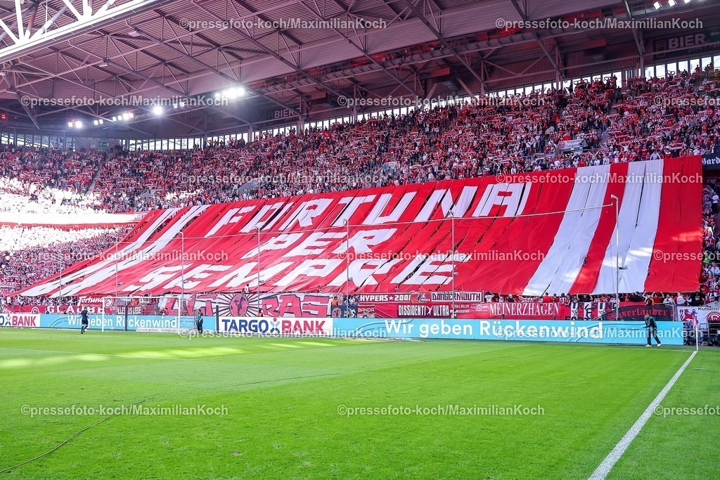 F9524042601017 | 24.04.2026, Fußball, Fortuna Düsseldorf - SC Dynamo Dresden, 2. Fußball Bundesliga, Herren, Merkur Spiel-Arena, 31. Spieltag, Saison 2025 2026: Choreografie Choreo Choreography vor dem Spiel auf der Tribüne Banner Haupttribüne Überaichtsbild Schriftzug Fortuna Per Sempre  DFB regulations prohibit any use of photographs as image sequences and or quasi-video.