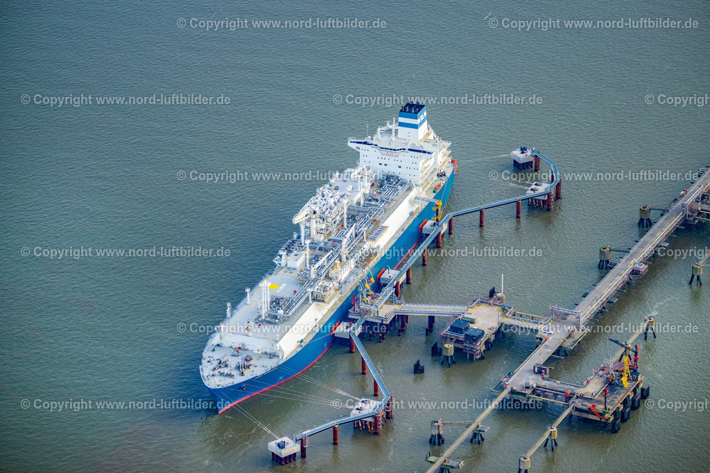 Wilhelmshaven_Höegh_Esperanza_LNG Speicher_und_Verdampfungsschiff_ELS_4628040223 | HOOKSIEL 04.02.2023 Wasserbrücke mit Leitungssystemen des LNG Erdgas und Flüssiggas- Terminal und Entladekai beim Entladen der " Höegh Esperanza " einem LNG-Speicher- und Verdampfungs-Schiff in Hooksiel im Bundesland Niedersachsen, Deutschland. Weiterführende Informationen bei: Höegh LNG AS,  Uniper Anlagenservice GmbH,  Uniper SE. // Water bridge with line systems of the LNG natural gas and liquid gas terminal and unloading dock when unloading the "Hoeegh Esperanza" an LNG storage and evaporation ship in Hooksiel in the state Lower Saxony, Germany. Further information at: Hoeegh LNG AS,  Uniper Anlagenservice GmbH,  Uniper SE. Foto: Martin Elsen