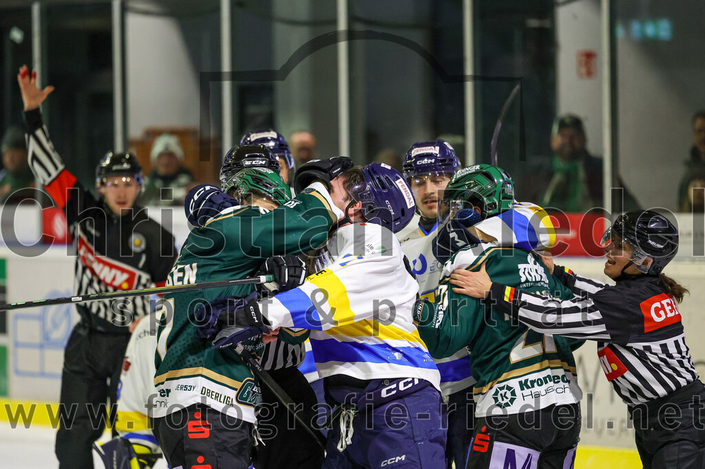 2026-01-09_103_TSV_Erding_gegen_Stuttgart_Rebels | Erding, Deutschland, 09.01.2026:Eishockey, Oberliga Süd 2025 / 2026, 35. Spieltag, TSV Erding gegen Stuttgart Rebels, Endergebnis: Mark Waldhausen (Erding Gladiators, #27), Reagan Poncelet (Stuttgart Rebels, #71)Foto: Christian Riedel / fotografie-riedel.net