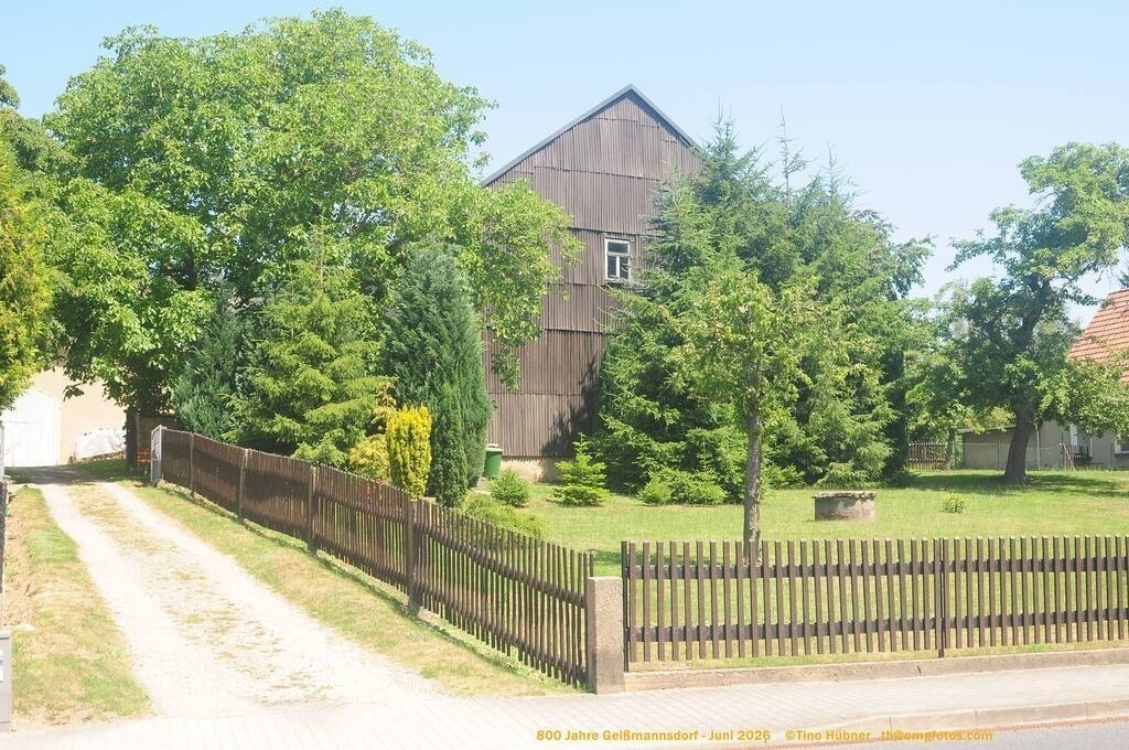 Geißmannsdorf-2026-Ortsbilder-294 | Geißmannsdorf bei Bischofswerda im Sommer 2026. Ein fotografischer Streifzug durch das Dorf Geißmannsdorf, mit Gebäuden, Straßen, Strohpuppen und geschmückten Vorgärten und Grundstücken anlässlich der 800-Jahr-Feier von Geißmannsdorf im Juni 2026 - Realisiert mit Pictrs.com