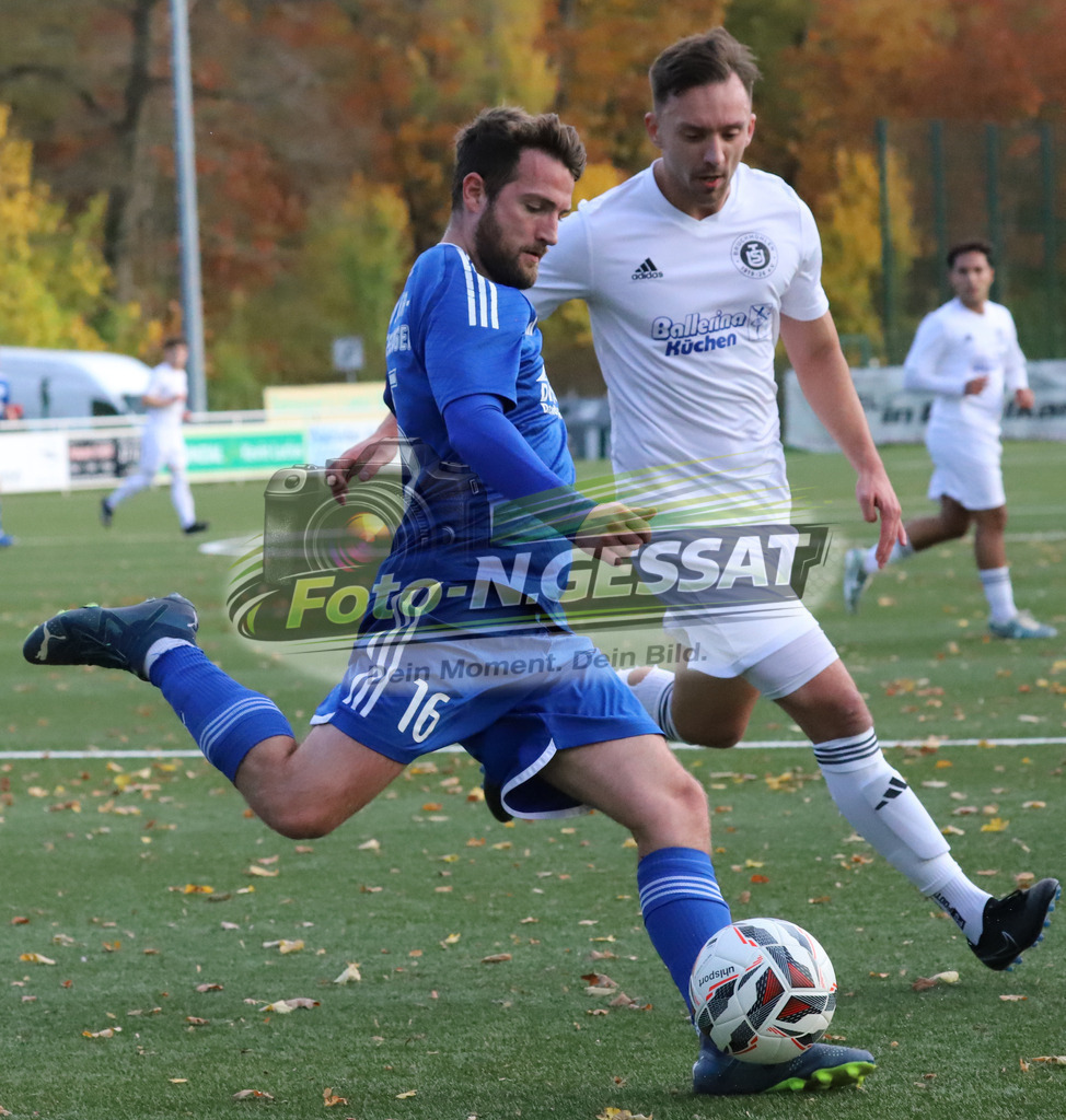 TuS Bruchmühlen - SV Enger-Westerenger | Auf dem Bild zu sehen: weiß TuS Bruchmühlen: Kevin Joerend ; blau SV Enger-Westerenger: Danny Alves-ReiTuS Bruchmühlen, SV Enger-Westerenger, Saison 25/26, Kreisliga A, Bruchmühlen, Deutschland - Realisiert mit Pictrs.com