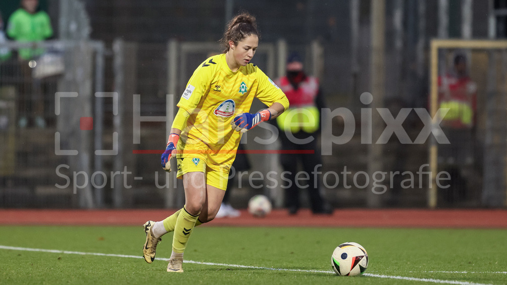 Fussball, Google Pixel Frauen-Bundesliga, SV Werder Bremen - VfL Wolfsburg | v.li.: Livia Peng (Torhüterin, Torwart, SV Werder Bremen, 1) am Ball, Freisteller, Einzelbild, Ganzkörper, Aktion, Action, Spielszene, DIE DFB-RICHTLINIEN UNTERSAGEN JEGLICHE NUTZUNG VON FOTOS ALS SEQUENZBILDER UND/ODER VIDEOÄHNLICHE FOTOSTRECKEN. DFB REGULATIONS PROHIBIT ANY USE OF PHOTOGRAPHS AS IMAGE SEQUENCES AND/OR QUASI-VIDEO.