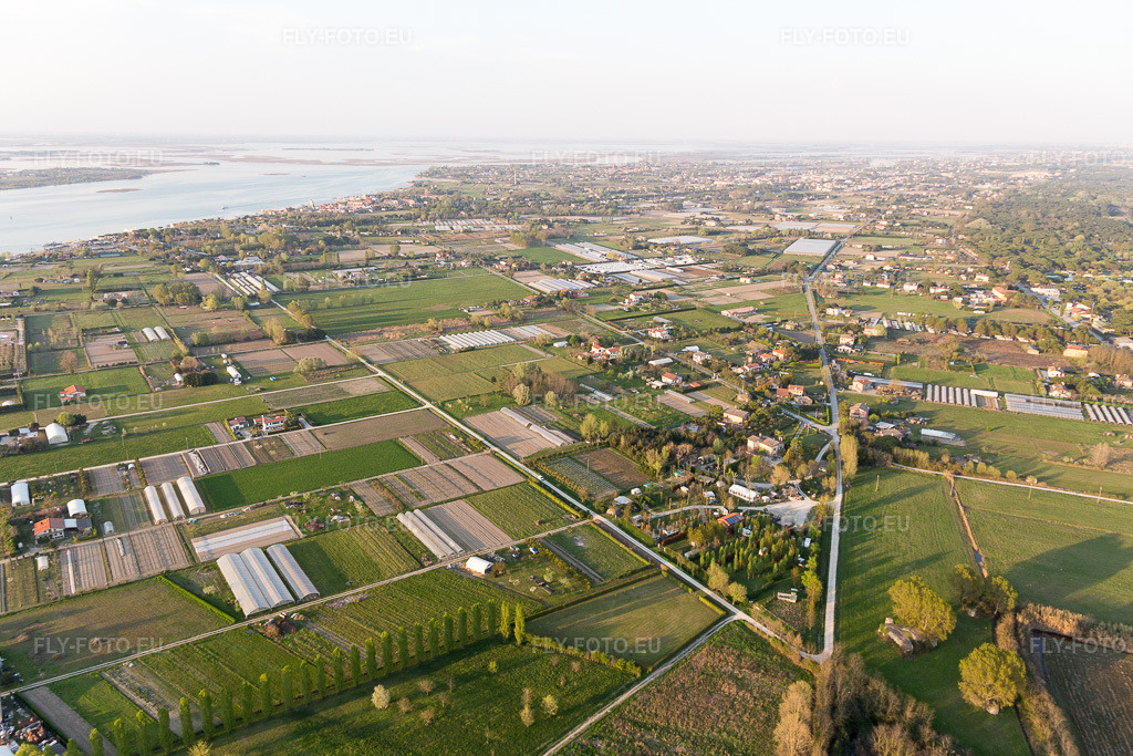 Vue aérienne: Vue de la ville à Punta Sabbioni dans le département Vénétie, Italie. Photo: IMG_098268.jpg prise le 03/04/2017 par Werner Riehm/FLY-FOTO.eu – Résolution de l'original: 5176 x 3450 px