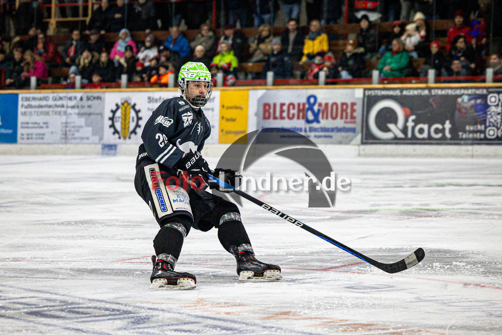 TSV Peißenberg MINERS gegen HC Landsberg RIVERKINGS | Eishockey Bayernliga Herren Vorrunde 2024/25, TSV Peißenberg MINERS gegen HC Landsberg RIVERKINGS, 20241108,Denis DEGENSTEIN (MINERS 28) in Aktion, Freisteller, Zuschauer,2024-11-08 in Peißenberg (Eisstadion Peißenberg)Denis DEGENSTEIN (MINERS 28)Copyright: WolfgangxLindner foto-lindner.de