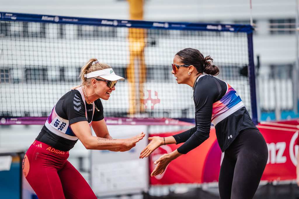 Beachvolleyball | Frauen | Allianz German Beach Tour 2025 | Tourstop Hamburg | 30.05.2025 | v.l. Chenoa Christ und Shana Zobrist klatschen ein