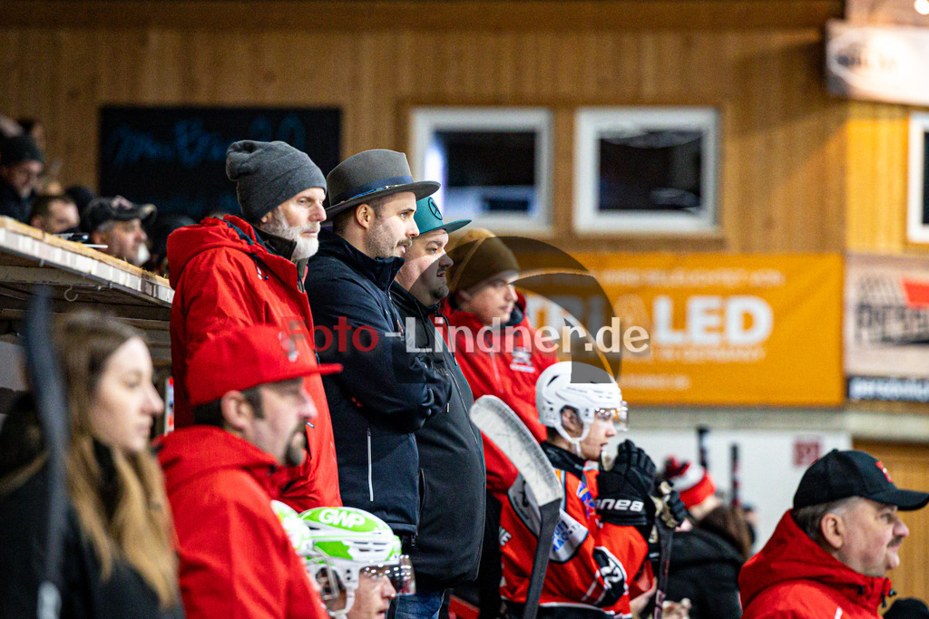 TSV Peißenberg MINERS gegen EV Dingolfing ISAR RATS | Eishockey Bayernliga Herren Vorrunde 2024/25, TSV Peißenberg MINERS gegen EV Dingolfing ISAR RATS, 20241215,Armin Dallmayr (MINERS Co-Trainer hc), Andreas PFLEGER (MINERS Trainer),2024-12-15 in Peißenberg (Eisstadion Peißenberg)Armin Dallmayr (MINERS Co-Trainer hc), Andreas PFLEGER (MINERS Trainer)Copyright: WolfgangxLindner foto-lindner.de