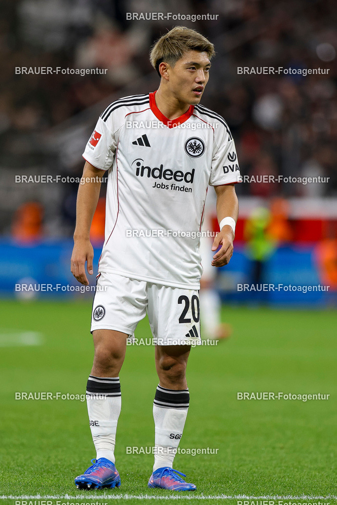 Bayer 04 Leverkusen vs Eintracht Frankfurt - Bundesliga  | Leverkusen, Deutschland, 12.09.25:   Ritsu Doan (Eintracht Frankfurt) schaut waehrend des Spiels der Bundesliga zwischen  Bayer 04 Leverkusen vs Eintracht Frankfurt in der BayArena(Foto von Brauer-Fotoagentur / Adrian Schlueter)