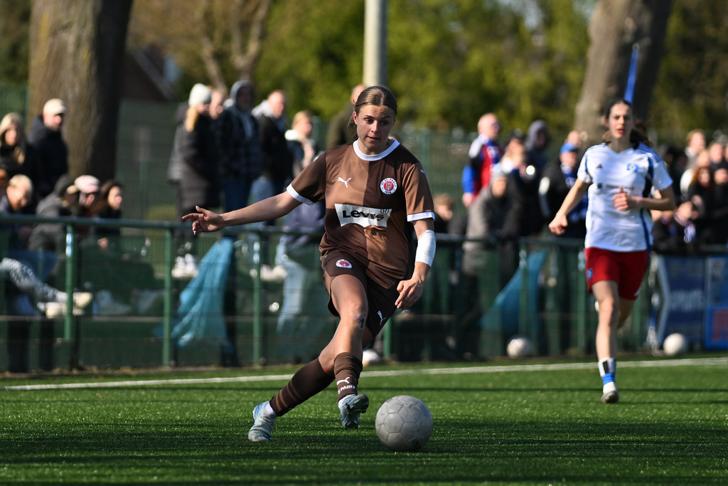 Fußball I Frauen I Saison 2024-2025 I Frauen-Regionalliga Nord I 17. Spieltag I Hamburger SV II - FC St. Pauli | Der Sportfotograf. - Realisiert mit Pictrs.com