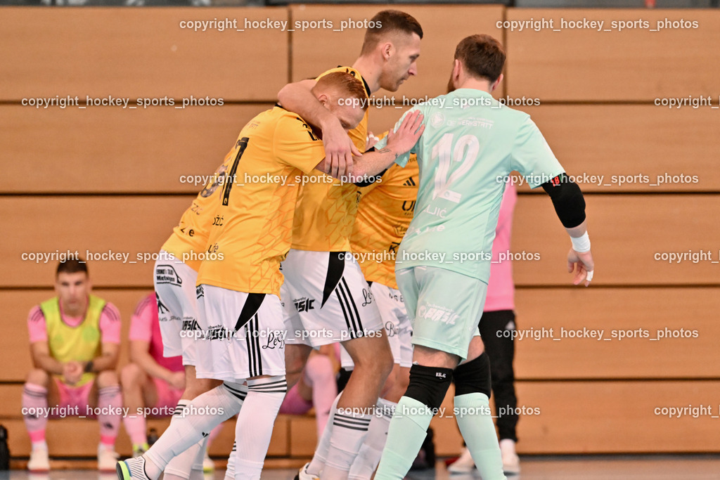 Carinthia Flamengo Futsal Club vs. FC Ljuti Krajisnici | Jubel FC Ljuti Krajisnici Mannschaft, #12 Seval Keljic FC Ljuti Krajisnici, #27 Adnan Hodzic FC Ljuti Krajisnici, #11 Kenan Ramic FC Ljuti Krajisnici, Carinthia Flamengo Futsal Club vs. FC Ljuti Krajisnici, Carinthia Flamengo Futsal Club vs. FC Ljuti Krajisnici am 05.01.2025 in Klagenfurt (Ballspielhalle Viktring), Austria, (Photo by Bernd Stefan)