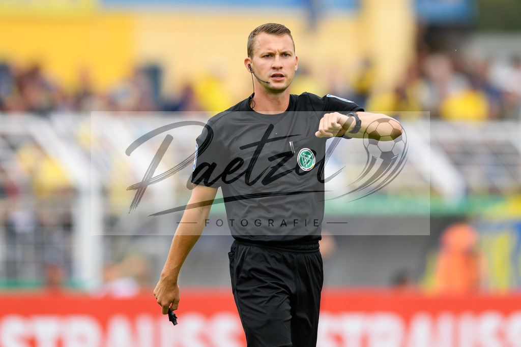 LLELEV20210807_145 | Fussball, Herren: Schiedsrichter Florian Lechner schaut beim Spiel der 1. Runde im DFB-Pokal zwischen 1. FC Lokomotive Leipzig und Bayer 04 Leverkusen im Bruno-Plache-Stadion am 07.08.2021 in Leipzig, Deutschland.DFB / DFL REGULATIONS PROHIBIT ANY USE OF PHOTOGRAPHS AS IMAGE SEQUENCES AND/OR QUASI-VIDEO. - Realisiert mit Pictrs.com