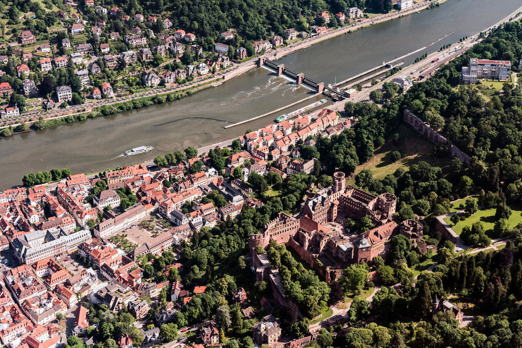 dr__0017959.jpg | HEIDELBERG 01.06.2017 Altstadtbereich und Innenstadtzentrum  am Flussufer des Neckar in Heidelberg im Bundesland Baden-Württemberg, Deutschland. // Old Town area and city center on Flussufer of Neckar in Heidelberg in the state Baden-Wuerttemberg, Germany. Foto: Daniel Reiter