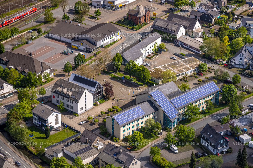 Bestwig240502924 | Luftbild, Gemeindeverwaltung Rathaus Bestwig mit Solardach, Rathausplatz, Lidl Supermarkt, Sparkasse Hochsauerland, Bestwig, Sauerland, Nordrhein-Westfalen, Deutschland
