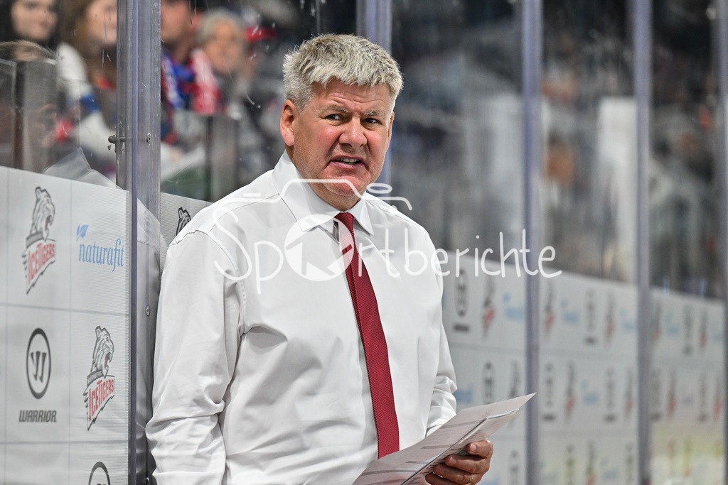 Nürnberg Ice Tigers - Augsburger Panther | Im Bild der neue AEV Trainer Bill PETERS Trainer Augsburger Panther / Einzelfoto / Freisteller / DEL: Nürnberg Ice Tigers - Augsburger Panther; PSD Bank Nürnberg ARENA am 12.09.2025
