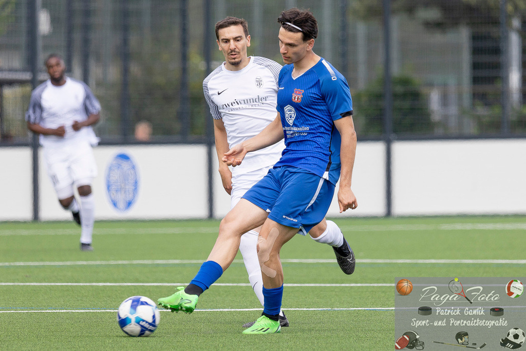 Testspiel: Spvgg. 03 Fechenheim - Türk Gücü Friedberg, 13.07.2024 | Anthony Letica (Türk Gücü Friedberg #3) & Ouassim Ouass (Spvgg. 03 Fechenheim #10), Spvgg. 03 Fechenheim - Türk Gücü Friedberg, Frankfurt am Main, Sportanlage Birsteiner Straße, 13.7.2024 - Realisiert mit Pictrs.com
