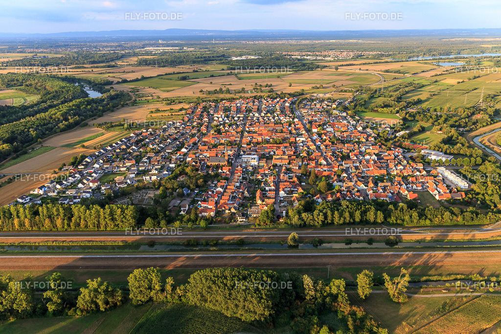 Ortsansicht von Südwesten | Luftbild: Ortsansicht von Südwesten im Ortsteil Rußheim in Dettenheim im Bundesland Baden-Württemberg in Deutschland. Foto: IMG_122299.jpg vom 15.08.2020 durch Werner Riehm/FLY-FOTO.de - Realisiert mit Pictrs.com