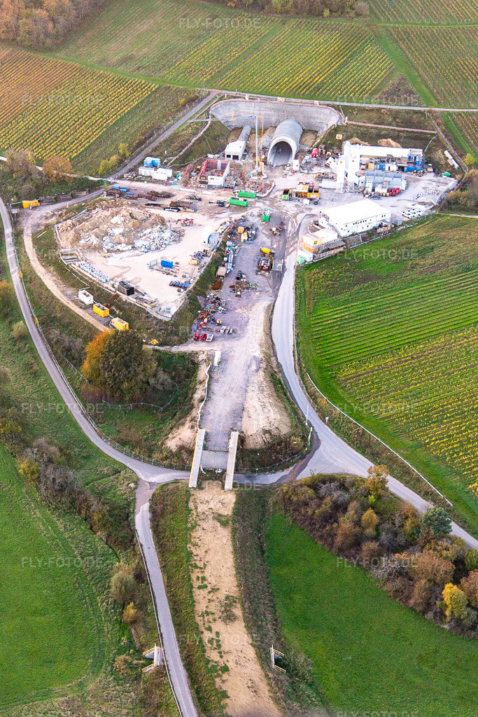 Luftbild: Baustelle des Tunnelportals Ost für den Astrid-Tunnel zur Unterquerung und Ortsumgehung von Bad Bergzabern zwischen B38 (Weinstraße) und B427 (Kurtalstraße) in Dörrenbach im Bundesland Rheinland-Pfalz in Deutschland.Foto: IMG_143723.jpg vom 25.10.2024 durch Werner Riehm/FLY-FOTO.deBemo: - BEMO Tunnelling GmbHLandesbetrieb Mobilität Rheinland-PfalzStadt Bad BergzabernHerrenknecht AG - Pioneering Underground Together