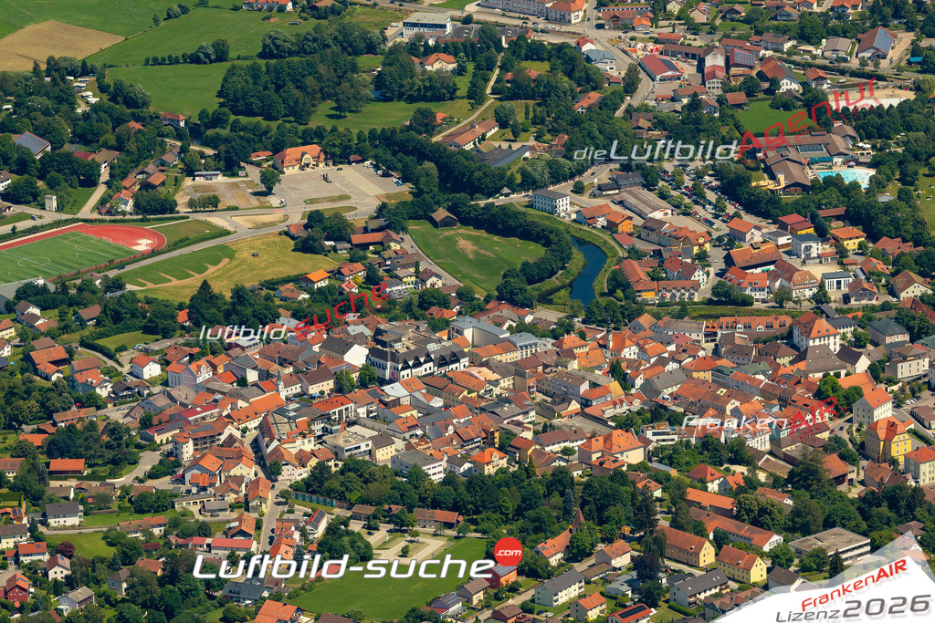 Das Luftbild der Stadt Bad Kötzting wurde 2022 vom Flugzeug heraus erstellt (keine Drohnen-Aufnahmen) Aufnahmehöhe ca.450 Meter- hohe Bildauflösung und Druck-Qualität. Garantiert!