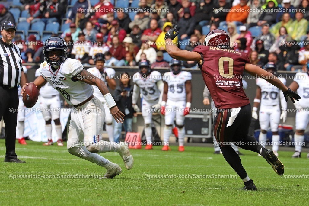 xSSC08062501063 | 08.06.2025, xsscx, American Footballl, Rhein Fire - Paris Musketeers, EFL, Schauinsland-Reisen-Arena, Saison 2025: Quarterback Jaylon Henderson (8) von Paris Musketeers und Cornerback Tony Anderson (0) von Rhein Fire