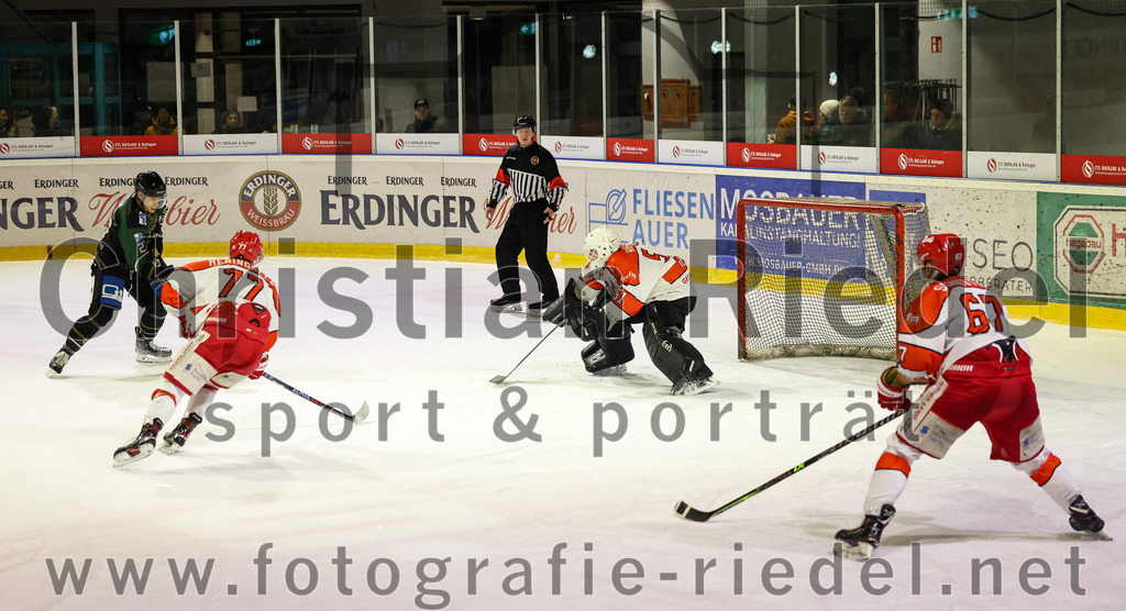 2022-12-02_137_TSV_Erding_gegen_EV_Pegnitz | Erding, Deutschland, 02.12.2022:
Eishockey, Bayernliga 2022 / 2023, 17. Spieltag, TSV Erding gegen EV Pegnitz, Endergebnis: 9:3

Mark Waldhausen (Erding Gladiators, #27), Bastian Heringklee (EV Pegnitz, #77), Torwart Filip Rieger (EV Pegnitz, #51), Eric Schuster (EV Pegnitz, #67)

Foto: Christian Riedel / fotografie-riedel.net
