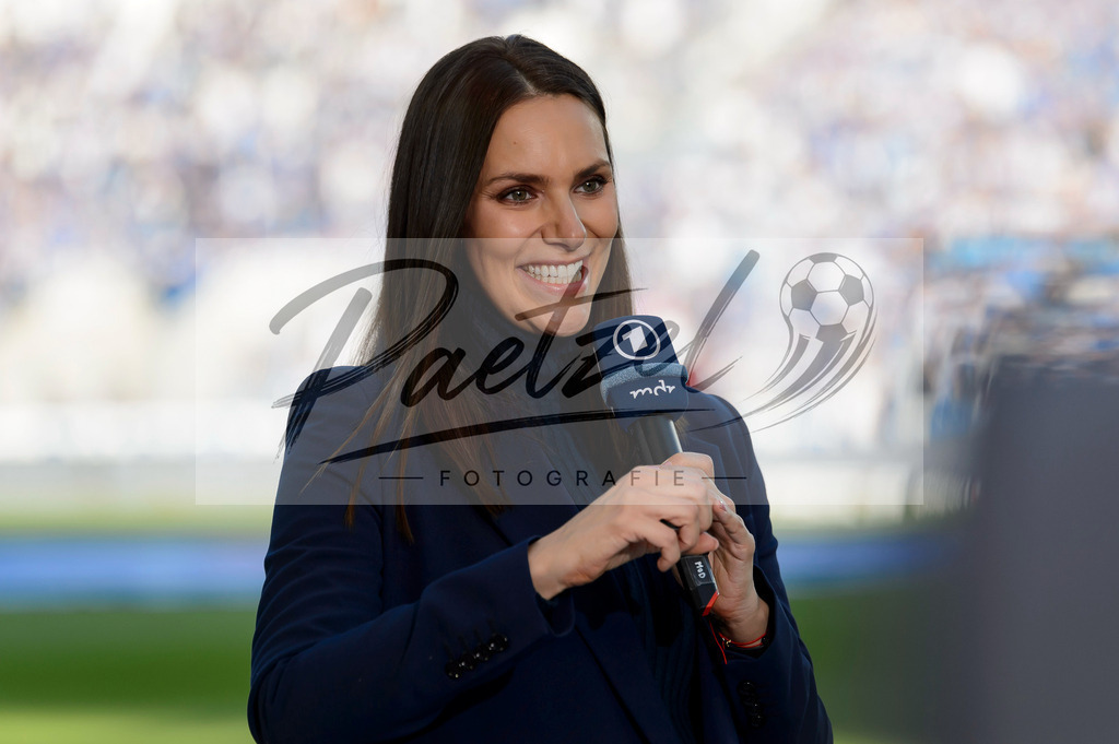 FCMFCK20210904_077 | Fussball, Herren: Sportschau-Moderatorin Esther Sedlaczek schaut beim Spiel der 3. Liga zwischen 1. FC Magdeburg und 1. FC Kaiserslautern in der MDCC-Arena am 04.09.2021 in Magdeburg, Deutschland.DFB / DFL REGULATIONS PROHIBIT ANY USE OF PHOTOGRAPHS AS IMAGE SEQUENCES AND/OR QUASI-VIDEO. - Realisiert mit Pictrs.com