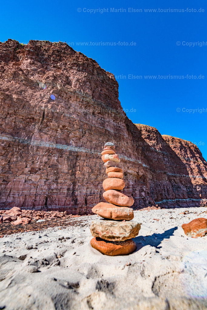 Helgoland_ELS_7880030818 | Helgoland - Aufnahmedatum: 03.08.2018, Aufnahmehöhe:  m, Koordinaten:  - , Bildgröße: 5307 x  7960 Pixel - Copyright 2018 by Martin Elsen, Kontakt: Tel.: +49 157 74581206, E-Mail: info@schoenes-foto.deSchlagwörter:Schleswig-Holstein,Landkreis Pinneberg,Düne,Hochseeinsel,Börteboote,Meer,Küste,Halunder,Oberland,Unterland,Strand,Seehunde,Robben,Lange Anna,Felsen,Roter Felsen,Luftbild,Luftbilder,Bastölpel - Realisiert mit Pictrs.com