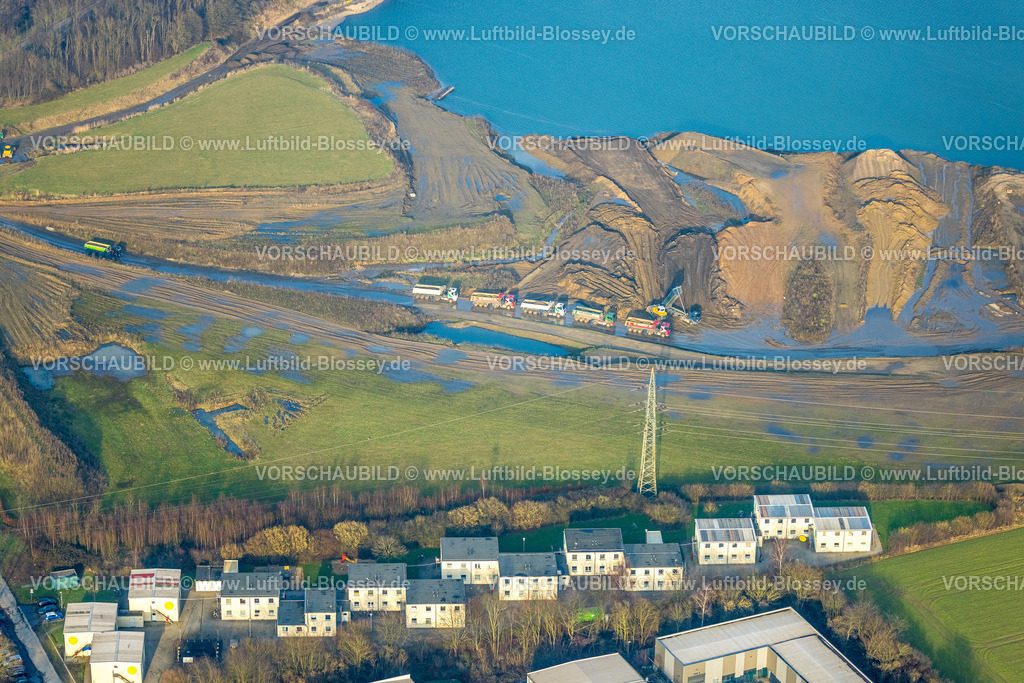 Kamp-Lintfort260101483 | Luftbild, Abgrabungsgebiet Rossenrayer Feld,Rossenrayer Feld, Ermittlungen wegen illegal entsorgter belasteter Böden (Giftmüll-Verdacht) ,Baustelle für Freizeit und Erholungsgebiet, LKW-Kolonne, Flüchtlingsunterkunft ContainerSiedlung Friedrichstraße, Rossenray, Kamp-Lintfort, Ruhrgebiet, Nordrhein-Westfalen, Deutschland