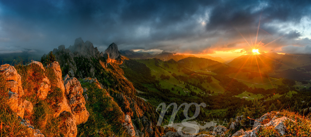 fantastic summer sunset at the swiss peaks of Gastlosen | Die ideale Geschenkidee für Naturliebhaber. Naturbilder von Marcel Gross Photography für ihr Zuhause in den verschiedensten Formaten und Materialien. - Realisiert mit Pictrs.com