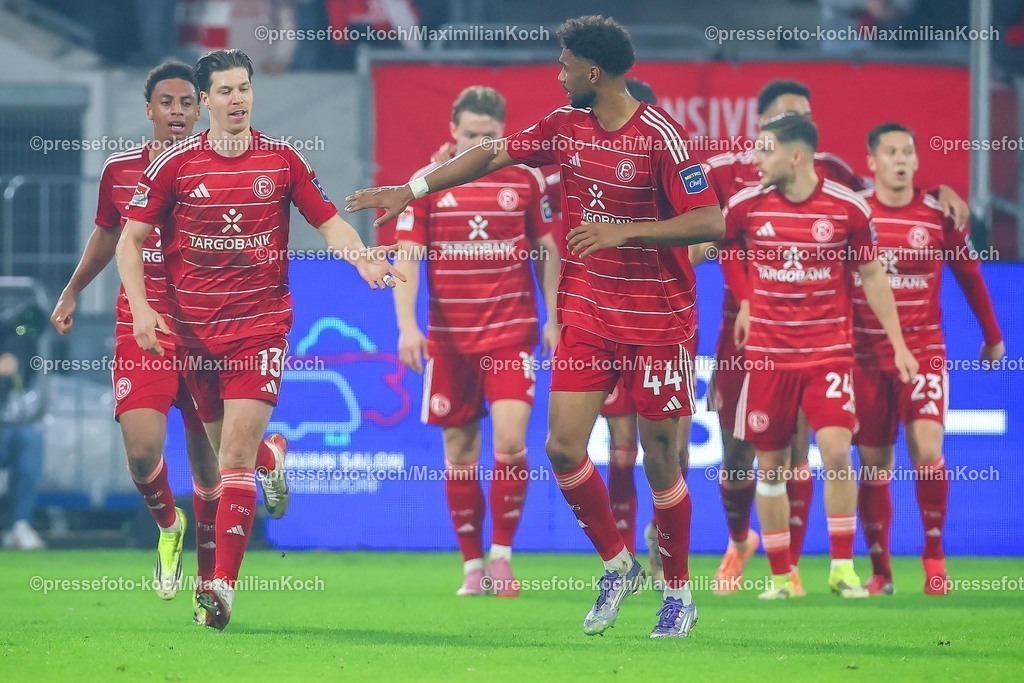 F9527022601047 | 27.02.2026, Fußball, Fortuna Düsseldorf - VfL Bochum, 2. Fußball Bundesliga, Merkur Spiel-Arena, Saison 2025 2026: Torjubel nach dem Tor zum 1:0 durch Torschütze Cedric Itten&nbsp;(Fortuna Düsseldorf #13)  DFB regulations prohibit any use of photographs as image sequences and or quasi-video.
