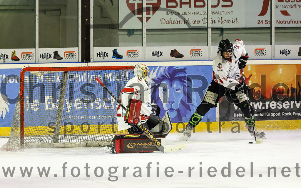 2022-11-06_010_TSV_Erding_gegen_EHC_Koenigsbrunn | Erding, Deutschland, 06.11.2022:
Eishockey, Bayernliga 2022 / 2023, 11. Spieltag, TSV Erding gegen EHC Königsbrunn, Endergebnis: 1:7

Torwart Stefan Vajs (EHC Königsbrunn, #32), Simon Beslic (EHC Königsbrunn, #3)

Foto: Christian Riedel / fotografie-riedel.net