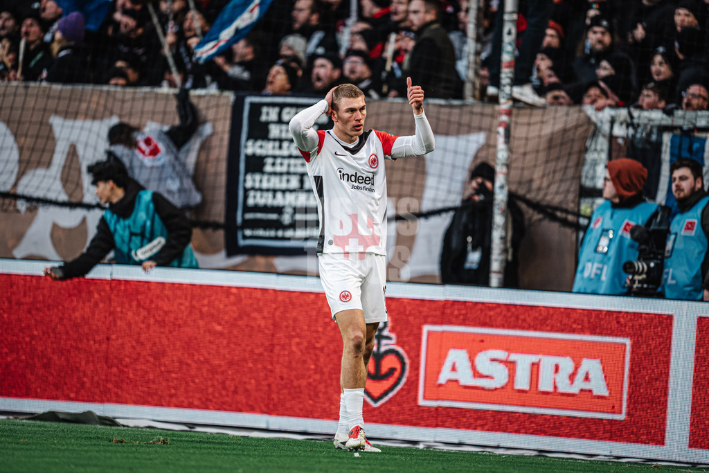 Fußball | Männer | Saison 2024/2025  | Fußball-Bundesliga | 16. Spieltag | FC St. Pauli vs. Eintracht Frankfurt | 11.01.2025 | Rasmus Kristensen (#13, Eintracht Frankfurt)